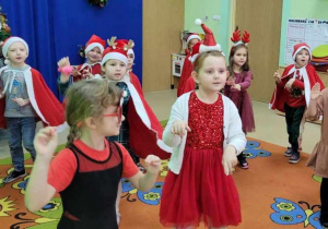 Dzieci tańczą do piosenki jingle bells