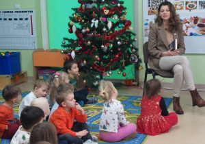 Pani Kinga opowiada dzieciom o swojej książce i swoich pasjach
