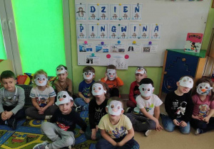 Żabki prezentują swoje maski pingwinkowe