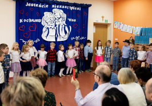 Przedszkolaki śpiewają dla babci i dziadka
