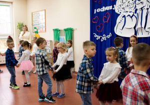 Przedszkolaki tańczą twista dla babci i dziadka