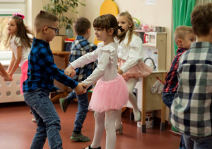 Dzieci tańczą twista dla babci i dziadka