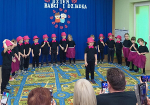 Przedszkolaki prezentują swoje wiersze i piosenki