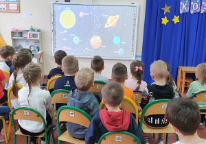 Dzieci oglądają prezentację multimedialną o Kosmosie