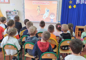 Dzieci oglądają prezentację multimedialną o Kosmosie