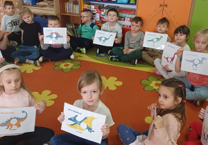 Dzieci prezentują poznane dinozaury