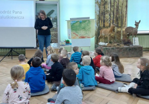 Dzieci słuchają wiersza Juliana Tuwima "Pan Maluśkiewicz i wieloryb"