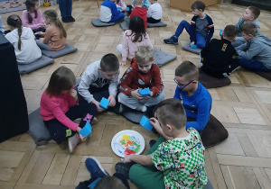 Dzieci wykonują pracę plastyczną "tomaszowskie morze".