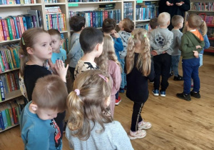 Dzieci dowiadują się w jaki sposób można zapisać się do Biblioteki i wypozyczać książeczki