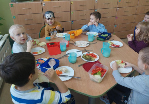 Dzieci podczas przygotowywania zdrowych kanapek
