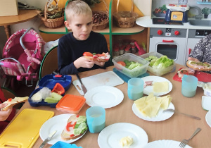 Dzieci przygotowują zdrowe kanapki