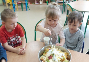 Dzieci do pokrojonych owoców dodają jogurt naturalny