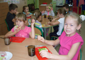 Dzieci jedza kanapki.
