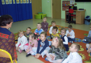Dzieci słuchaja opowiadania.
