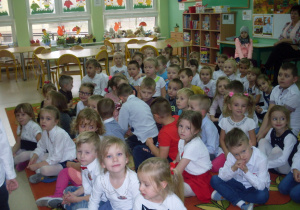 Dzieci słuchaja opowiadania o historii Polski.