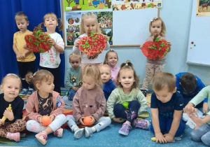 Dzieci prezentują owoce z których robi się dżemy.