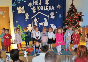 Dziewczynka recytuje wiersz