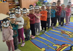 Rybki uczestniczą w zabawie muzyczno-ruchowej.