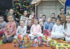 Dzieci z przygotowanymi prezentami dla seniorów.