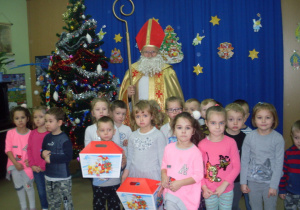 Święty Mikołaj i dzieci z grupy Wiewiórki.