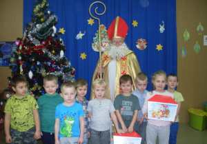 Świety Mikołaj i dzieci z grupy Motylki.