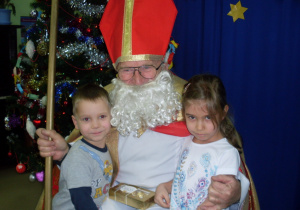 Dzieci dziekują Świetemu Mikołajowi za przyjście do przedszkola.
