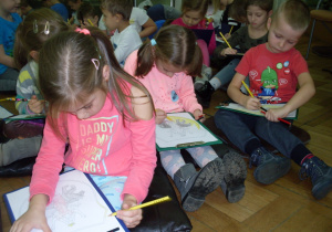 Dzieci malują herb Tomaszowa Mazowieckiego.