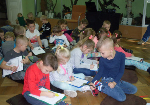 Dzieci kolorują herb Tomaszowa Mazowieckiego.