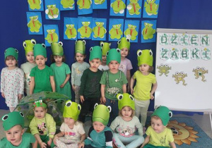 Przedszkolaki prezentują wykonane prace plastyczne