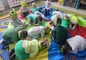 Dzieci biorą udział w zabawie muzyczno-ruchowej