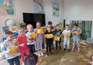 Żabki przedstawiają proces powstawania książki