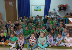 Przedszkolaki słuchają opowiadania czytanego przez nauczyciela