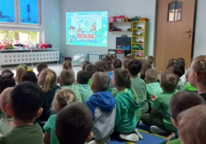 Dzieci oglądają film edukacyjny o Ziemi