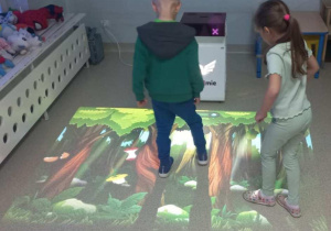 Dzieci wdeptują na śmieci na magicznym dywanie