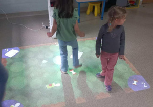 Dziewczynki wykonują zadanie na magicznym dywanie