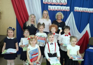 Pamiątkowe zdjęcie laureatów konkursu wraz z komisją konkursową.