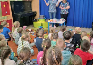 Dzieci słuchają wiersza o higienie jamy ustnej