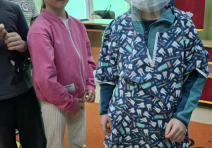 Chłopiec przebrany w strój asystenta stomatologicznego