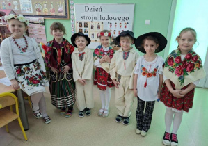 Dzieci prezentują stroje ludowe.