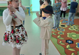 Dzieci wykonują mazurski taniec ludowy Szot.