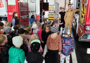 Przedszkolaki poznają sprzęt strażacki