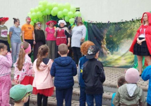 Czerwony Kapturek w wykonaniu Rodziców grupy Motylki