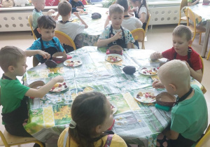 Dzieci robią własną czekoladę i ją ozdabiają