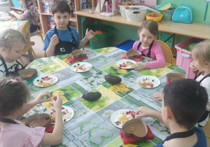 Dzieci robią własną czekoladę i ją ozdabiają