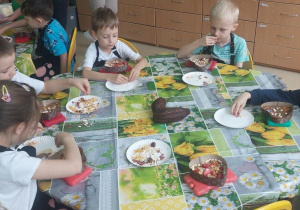 Dzieci robią własną czekoladę i ją ozdabiają
