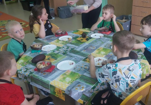 Dzieci robią własną czekoladę i ją ozdabiają