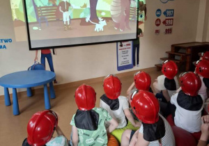 Dzieci oglądają film edukacyjny