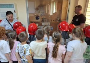 Dzieci poznają zasady bezpieczeństwa podczas pożaru domu