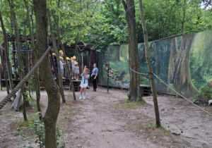 Dzieci przechodzą tor przeszkód