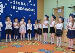 Dzieci śpiewają piosenkę z pokazywaniem